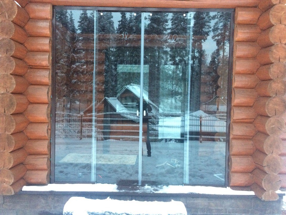 Безрамное остекление входной зоны бревенчатого дома