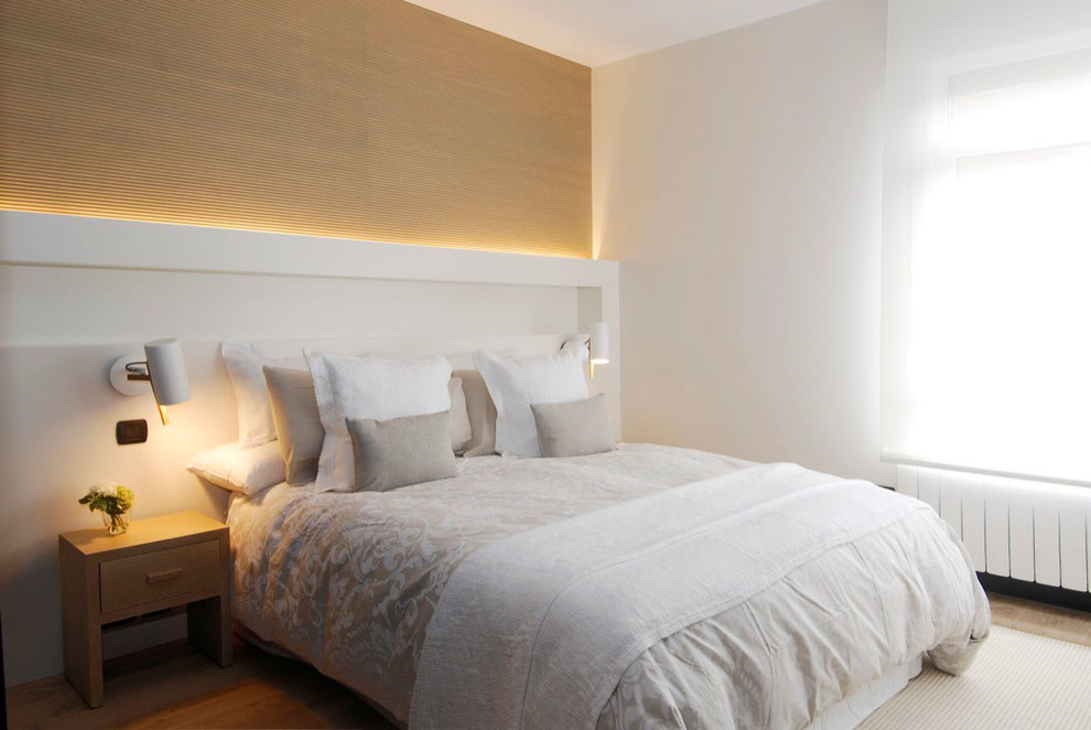 Mid-sized transitional master bedroom in Bilbao with beige walls, carpet and no fireplace.