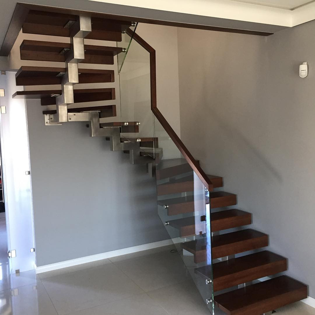 Лестница на центральном косоуре с дубовыми ступенями