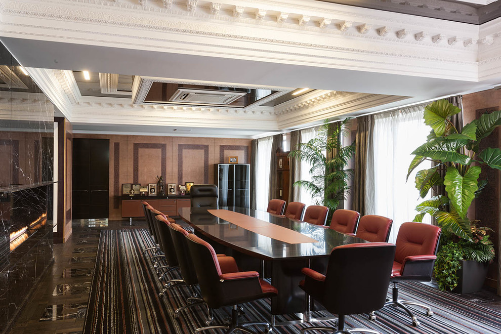 Офис с камином. Office with fireplace.