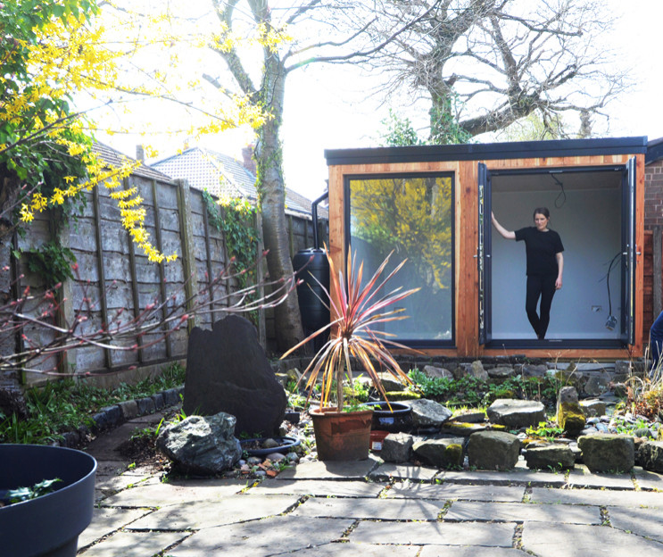 Idée de décoration pour un abri de jardin séparé minimaliste de taille moyenne avec un bureau, studio ou atelier.