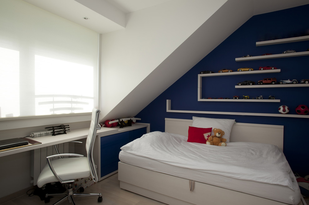 Immagine di una cameretta per bambini da 4 a 10 anni minimalista di medie dimensioni con pareti blu, parquet chiaro, pavimento beige e soffitto a volta