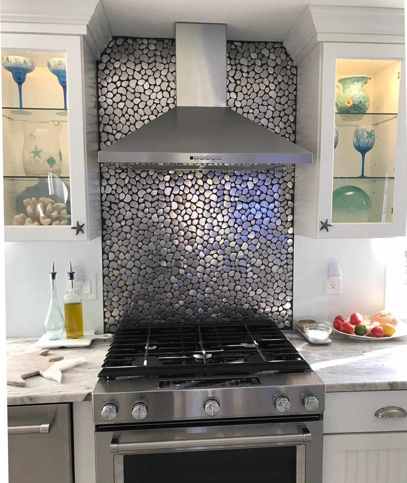 Inspiration for a contemporary eat-in kitchen with metal splashback.