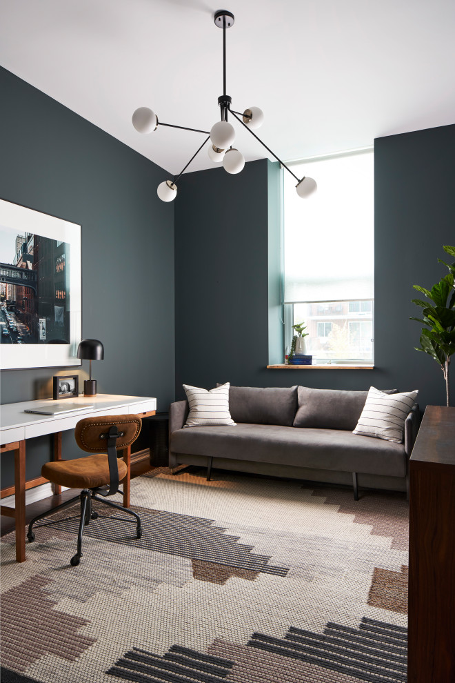 Exemple d'un bureau tendance de taille moyenne avec un mur gris, un sol en bois brun, un bureau indépendant, un sol marron, aucune cheminée et un plafond voûté.