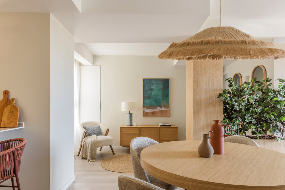 Foto de comedor de cocina contemporáneo pequeño con paredes beige, suelo laminado y cuadros