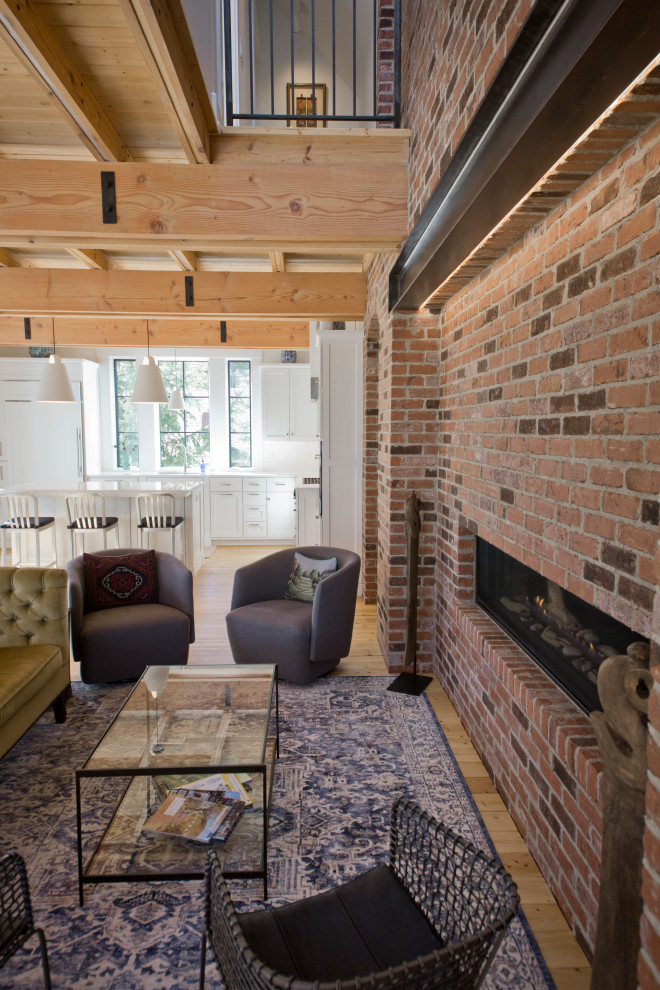 Cette image montre un salon rustique avec un manteau de cheminée en brique et poutres apparentes.