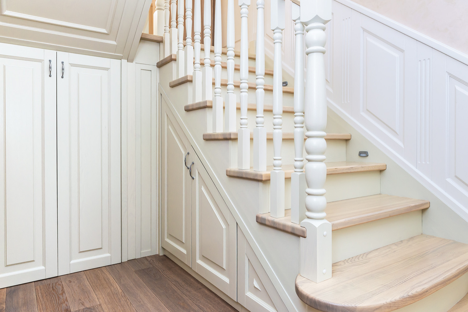 Лестница в классическом стиле из ясеня