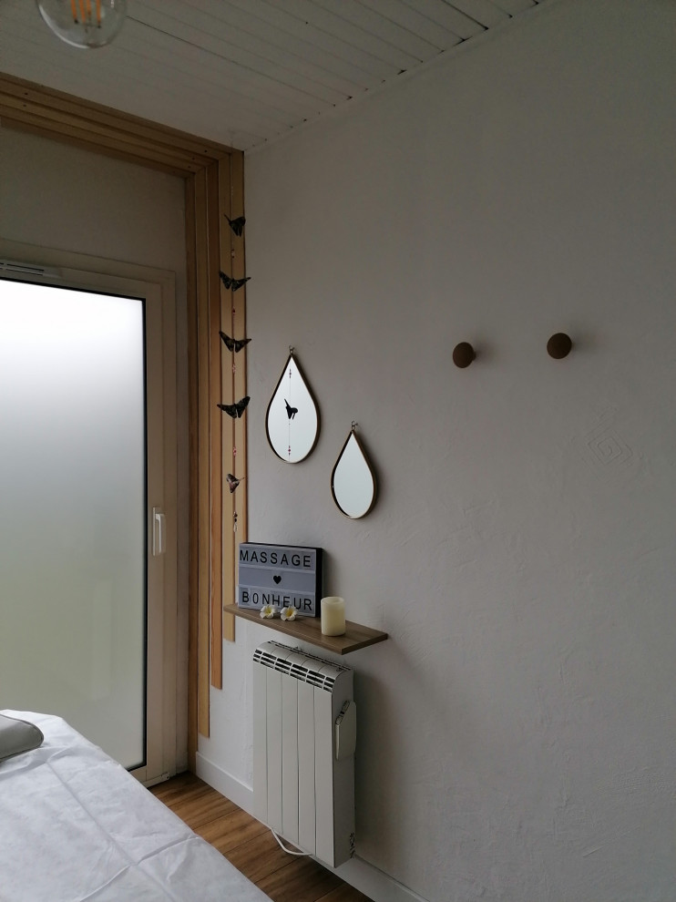 На фото: маленький кабинет в скандинавском стиле с местом для рукоделия, белыми стенами, полом из ламината, отдельно стоящим рабочим столом, серым полом и деревянными стенами для на участке и в саду с