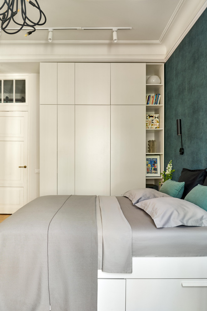 На фото: хозяйская спальня среднего размера, в белых тонах с отделкой деревом в современном стиле с зелеными стенами, паркетным полом среднего тона, коричневым полом, обоями на стенах и акцентной стеной с