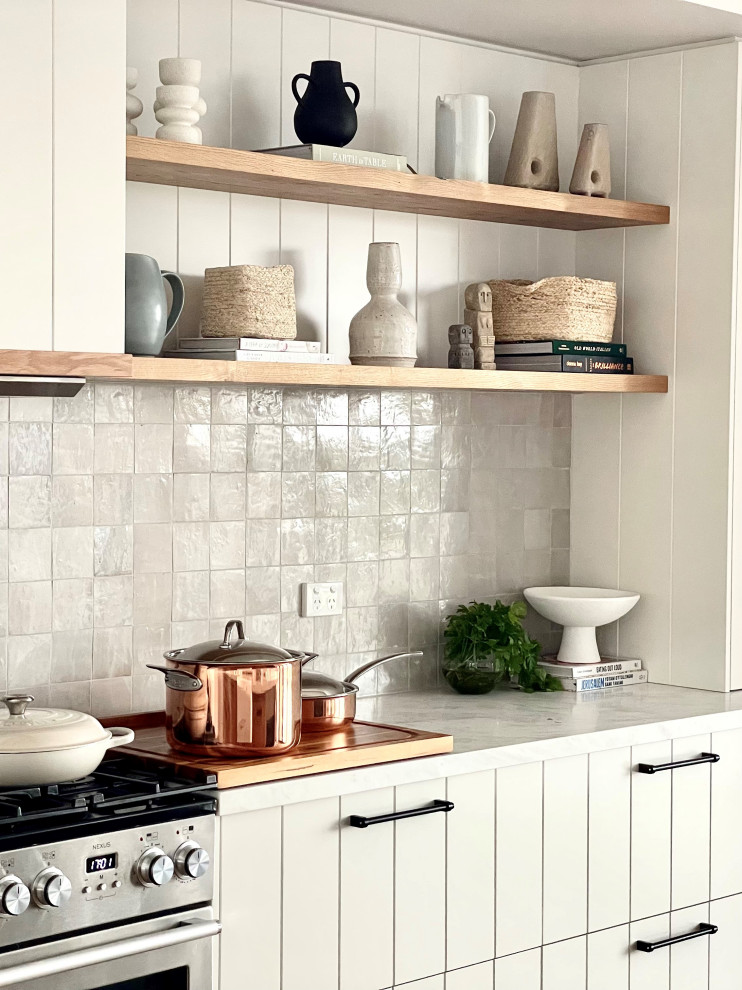 Exempel på ett stort modernt grå grått kök, med en rustik diskho, vita skåp, marmorbänkskiva, grått stänkskydd, stänkskydd i mosaik, rostfria vitvaror, kalkstensgolv, en köksö och grått golv