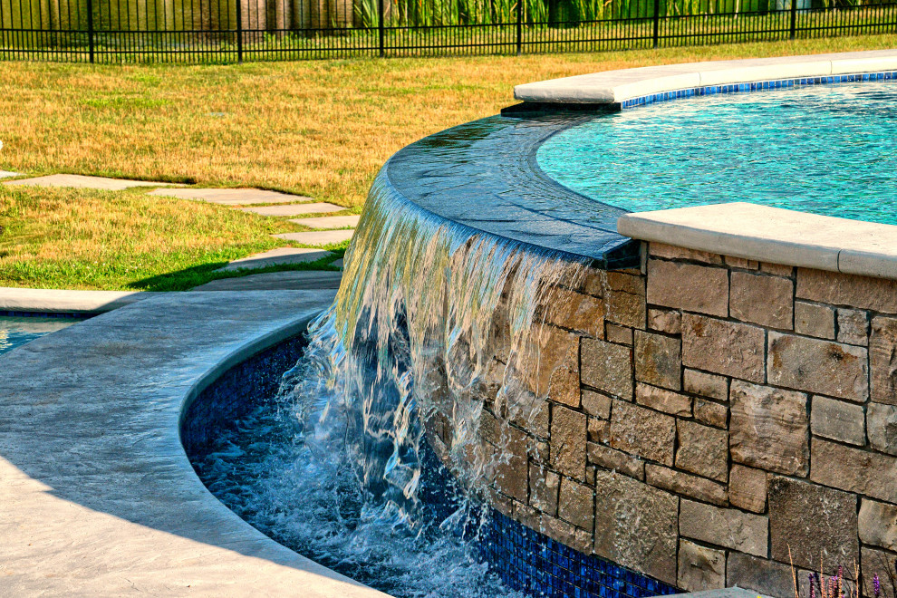Expansive backyard custom-shaped infinity pool in Indianapolis with with a pool and tile.