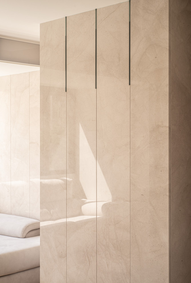 Diseño de salón cerrado contemporáneo pequeño con paredes blancas, suelo de madera en tonos medios, televisor independiente y suelo marrón