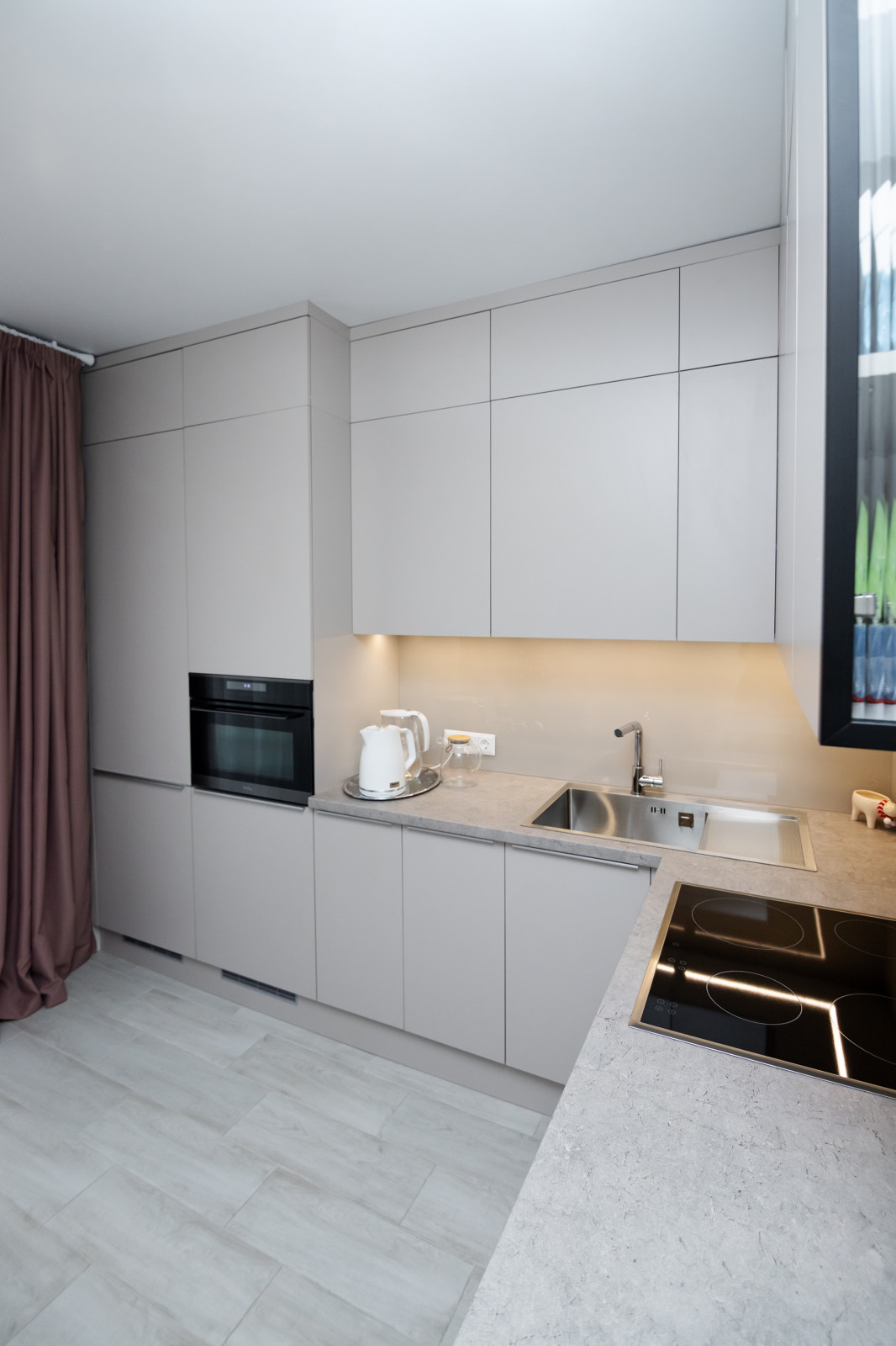 Современная угловая кухня в нежно-сером цвете