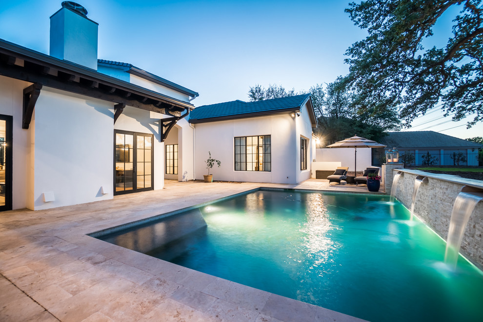Example of a transitional home design design in Austin