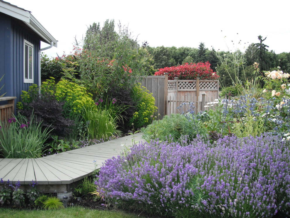 Design ideas for a traditional garden in Vancouver.