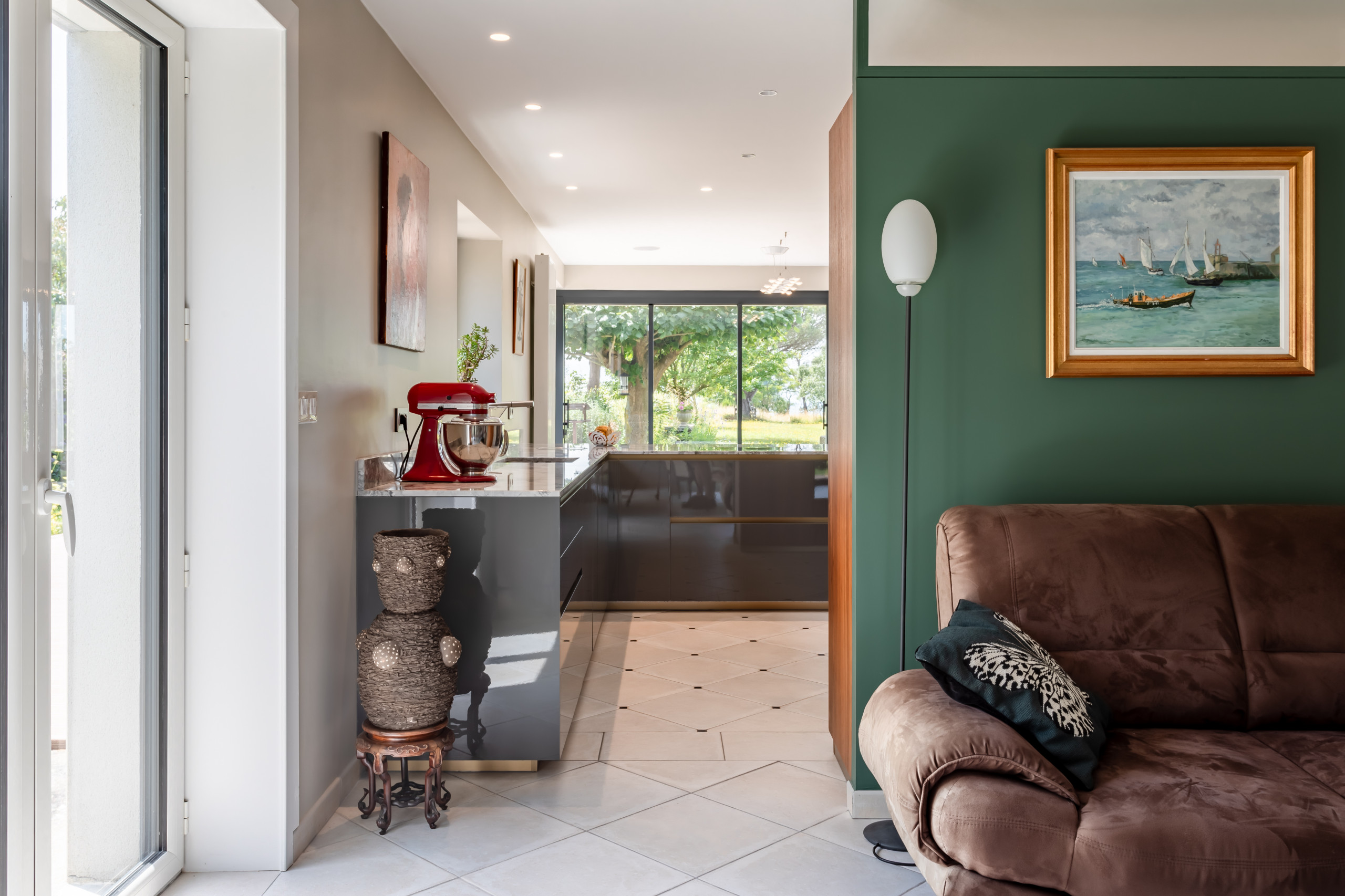 Rénovation d'une cuisine ouverte et chambre multifonction avec bureau intégré