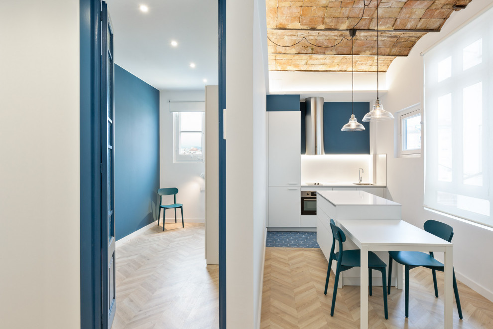 Mittelgroßes, Offenes Modernes Wohnzimmer mit weißer Wandfarbe, Laminat, blauem Boden und gewölbter Decke in Sonstige