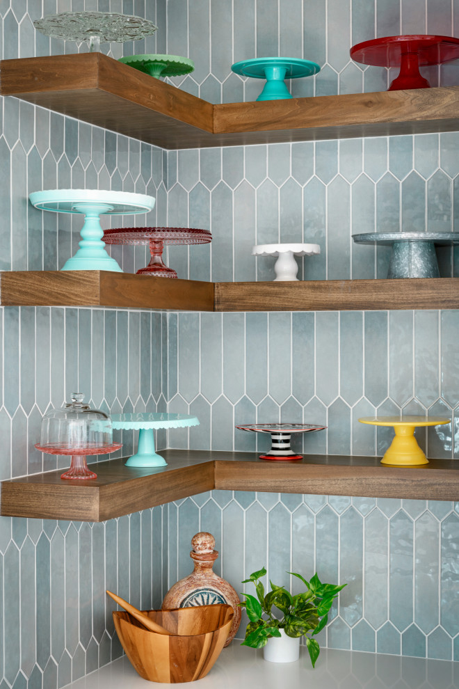 Küche mit Küchenrückwand in Blau und Rückwand aus Keramikfliesen in Minneapolis