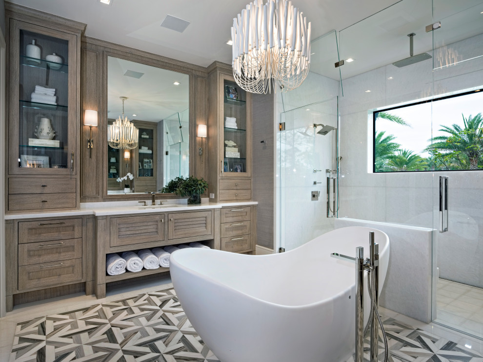 Idéer för att renovera ett stort vintage vit vitt en-suite badrum, med skåp i shakerstil, beige skåp, ett fristående badkar, en dubbeldusch, vit kakel, marmorkakel, vita väggar, mosaikgolv, ett undermonterad handfat, marmorbänkskiva, flerfärgat golv och dusch med gångjärnsdörr