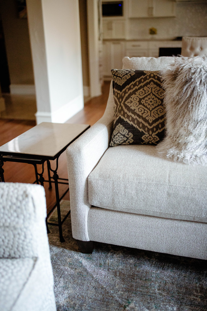 Example of a transitional home design design in Dallas