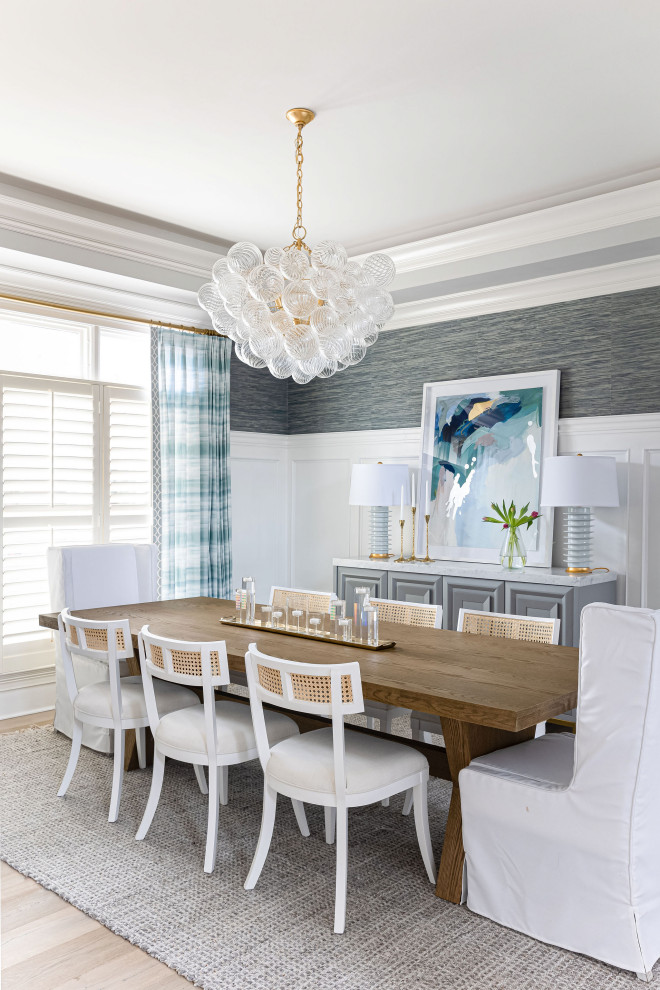 Inspiration pour une salle à manger ouverte sur la cuisine traditionnelle de taille moyenne avec un mur bleu, parquet clair, un sol jaune, un plafond décaissé et du papier peint.