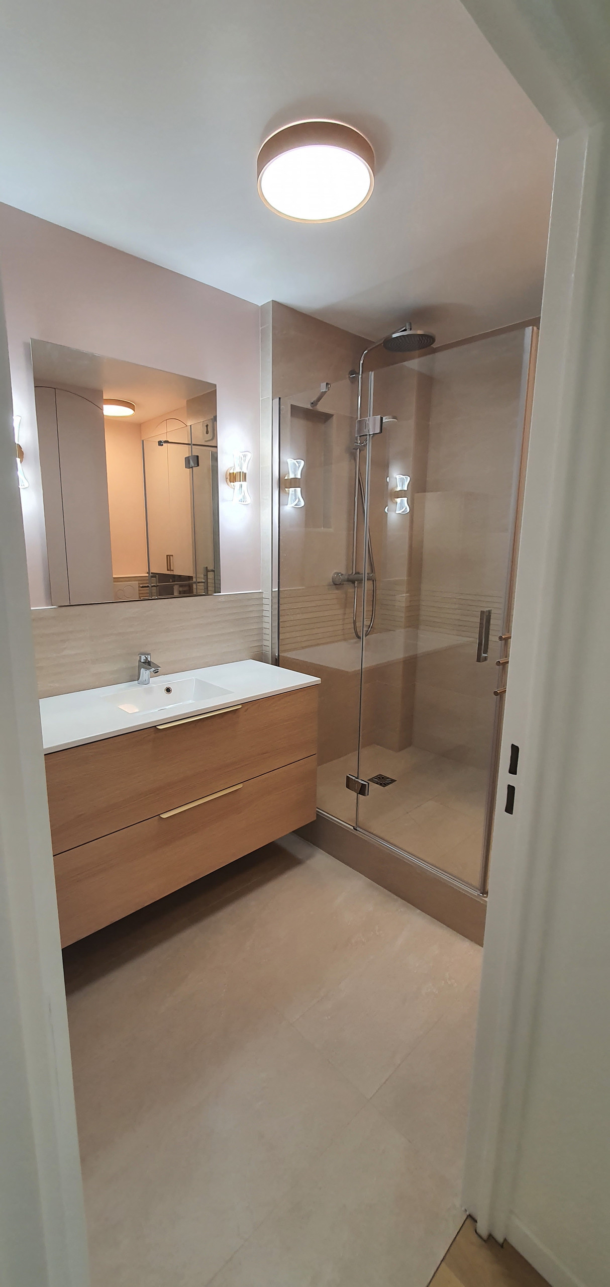 Salle de bain beige et rose, bois