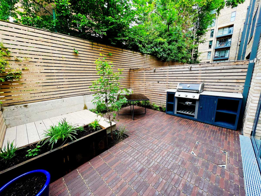 Ispirazione per un piccolo patio o portico design in cortile con pavimentazioni in pietra naturale