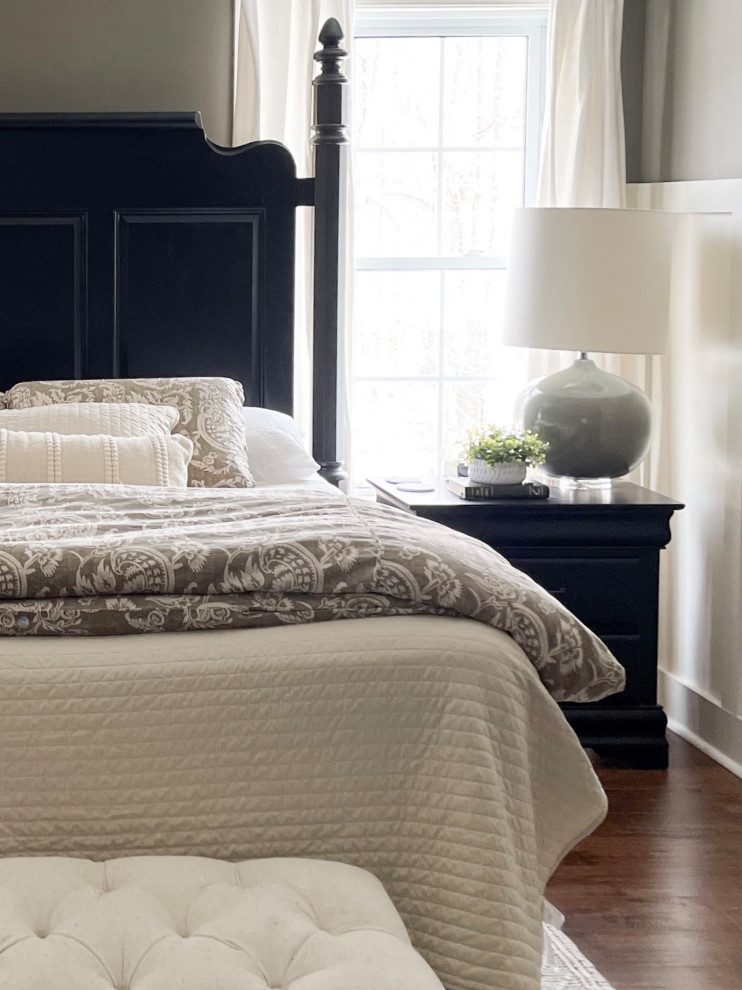 Источник вдохновения для домашнего уюта: спальня в классическом стиле с серыми стенами, полом из ламината, коричневым полом, многоуровневым потолком и панелями на стенах