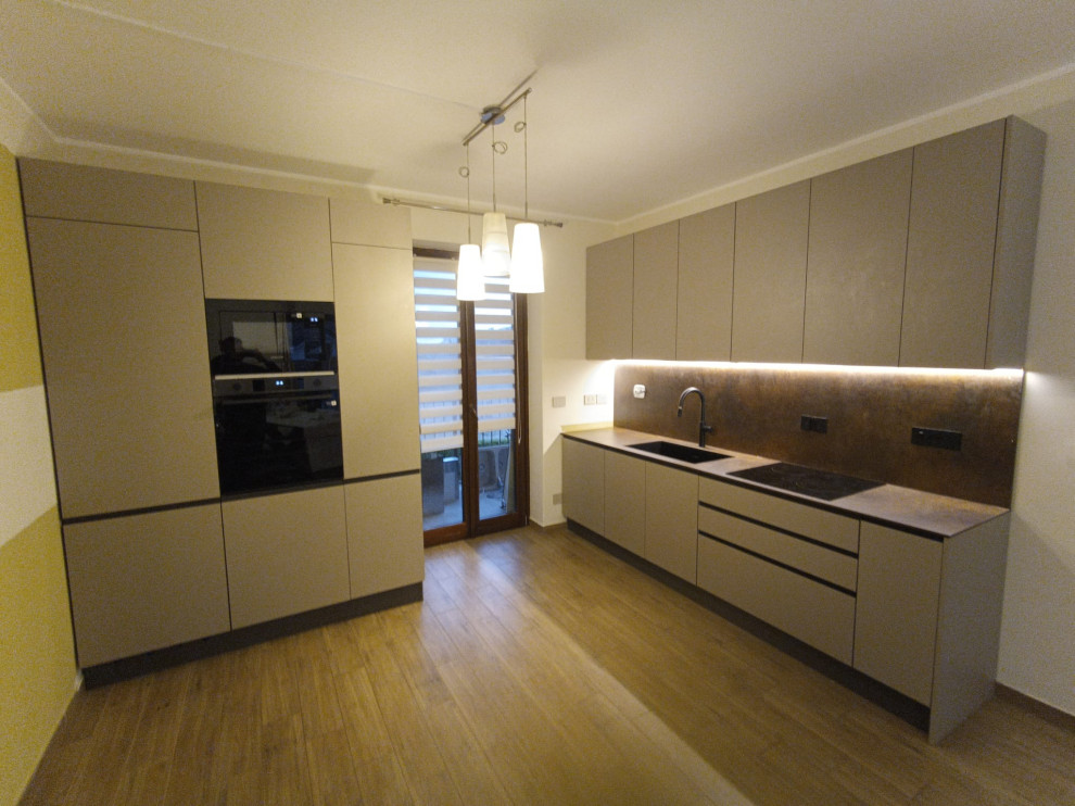 Restyling Cucina sostituzione Ante, Top HPL, Cappa, Lavello e aggiunta Colonna