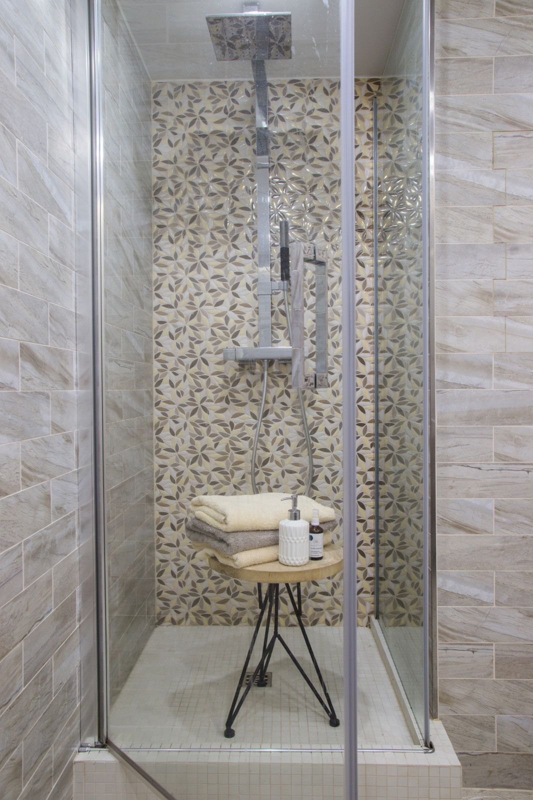 Яркая геомтерия в трехкомнатной квартире.