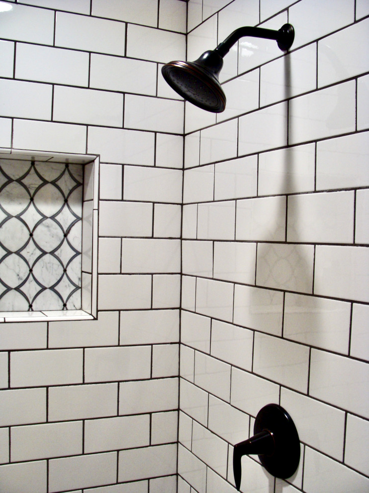 Idee per una piccola stanza da bagno padronale eclettica con vasca freestanding, piastrelle bianche, piastrelle in ceramica, pareti bianche, pavimento con piastrelle in ceramica, pavimento bianco, doccia aperta e doccia alcova
