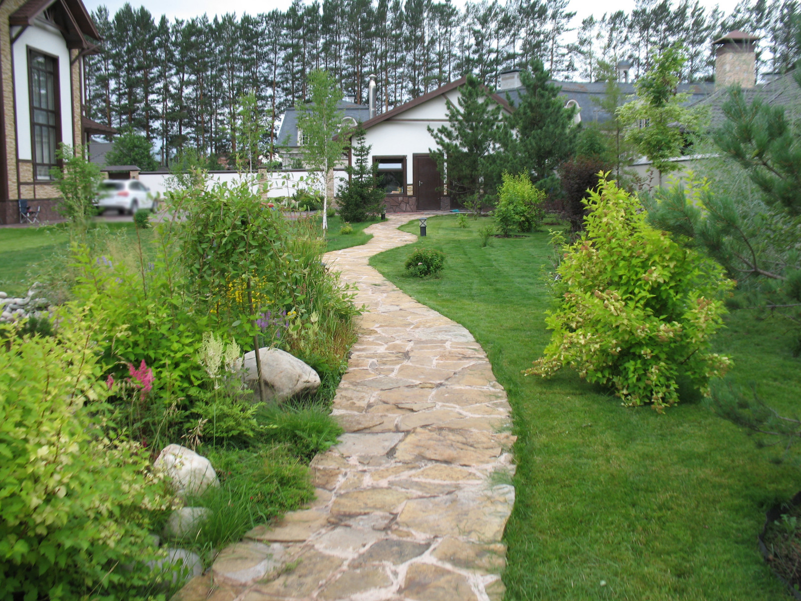 Декоративный загородный сад.