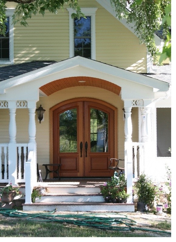 Example of a classic home design design in Milwaukee