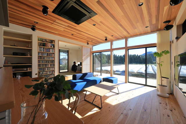 清武町の家～素材感を愉しむ家～ contemporary-living-room