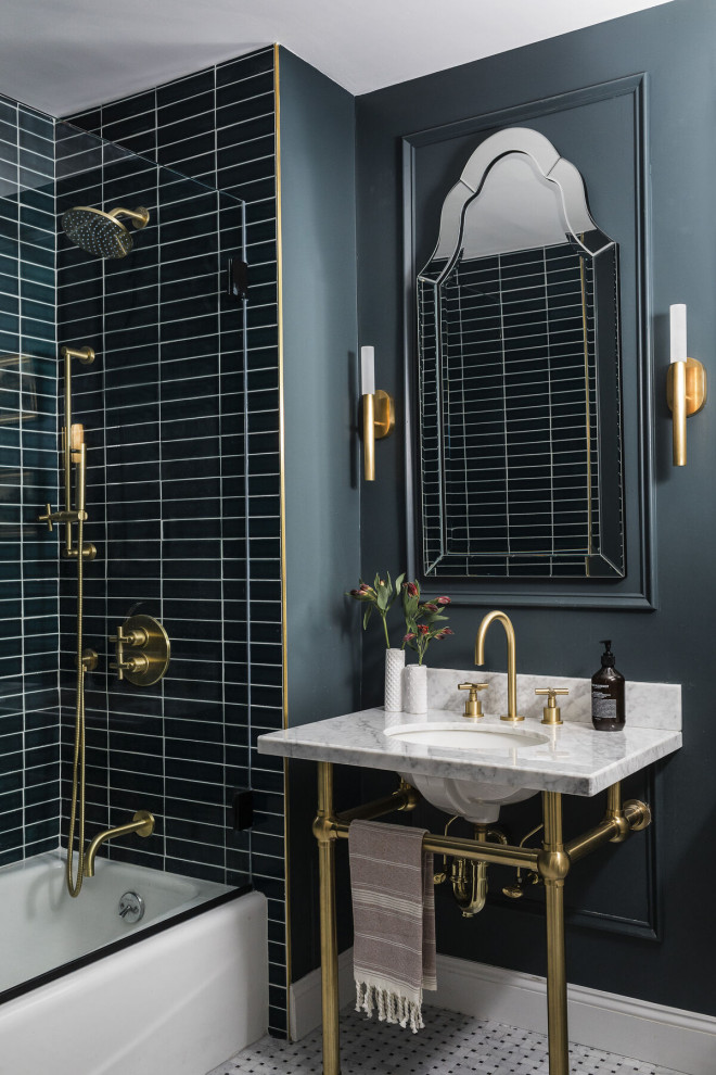 Источник вдохновения для домашнего уюта: ванная комната в классическом стиле с керамической плиткой