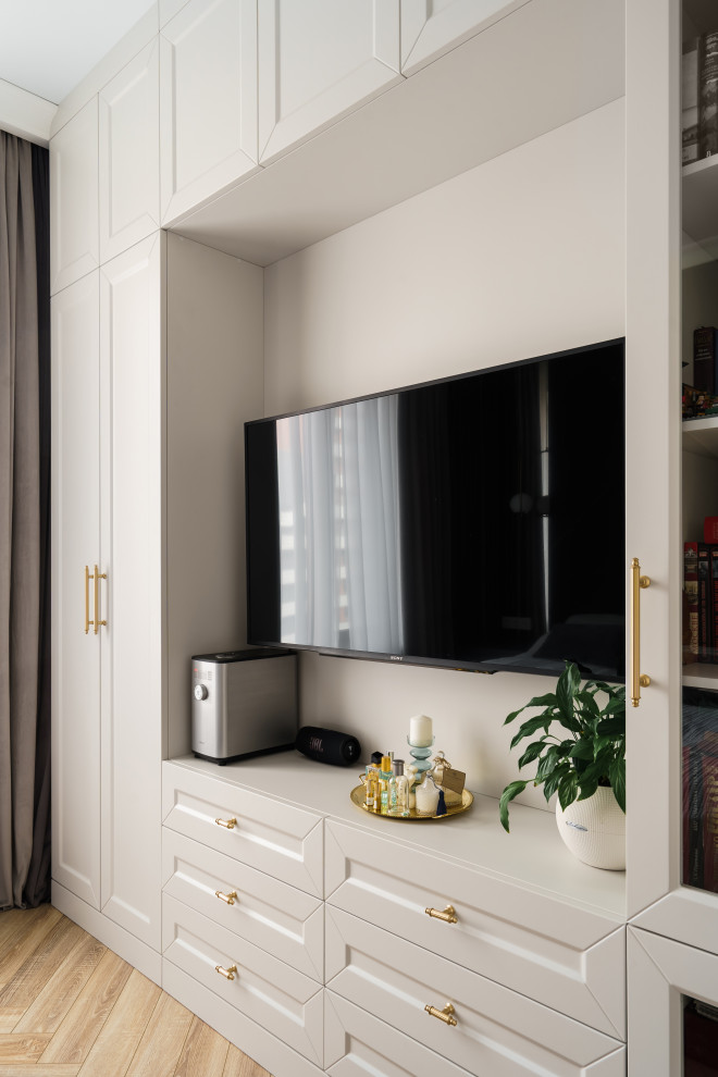 Бело-розовый интерьер с рифлеными фасадами