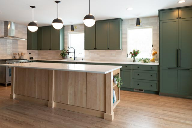 Inspiration for a mid-sized transitional kitchen remodel in Chicago with an island