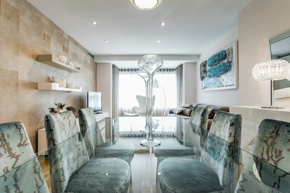 Diseño de comedor actual de tamaño medio con suelo de madera en tonos medios