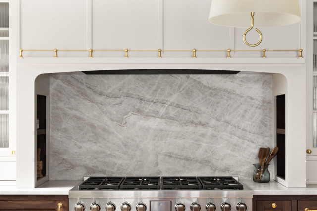 Luxury Transitional Kitchen with Walnut Cabinetry, Marble Slab Backsplash & Bras di-transizione-cucina