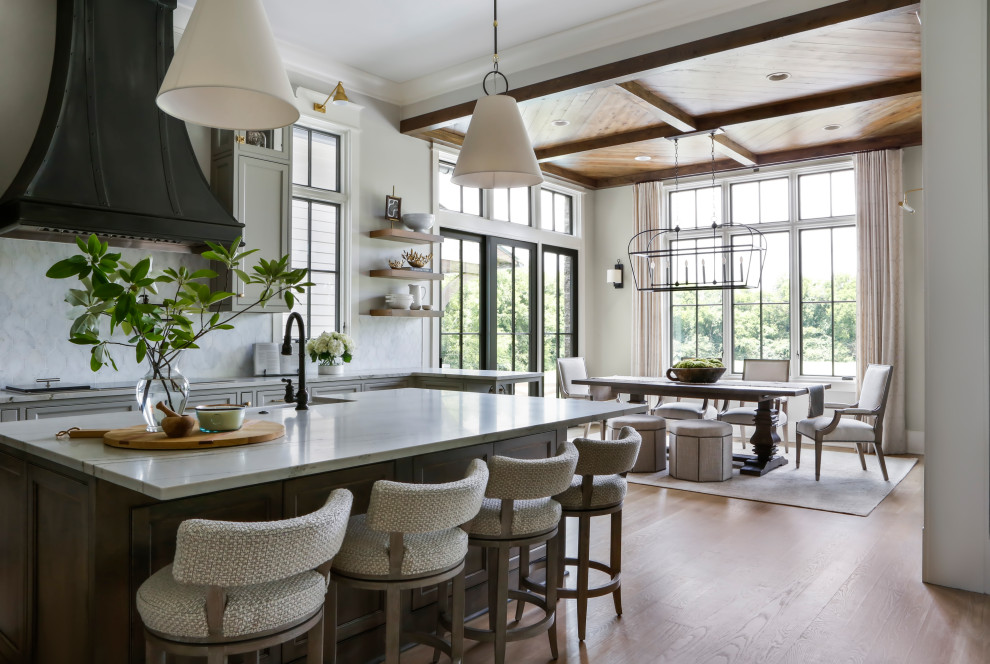 Diseño de comedor de cocina de estilo de casa de campo grande con paredes grises, suelo de madera en tonos medios, suelo marrón y madera
