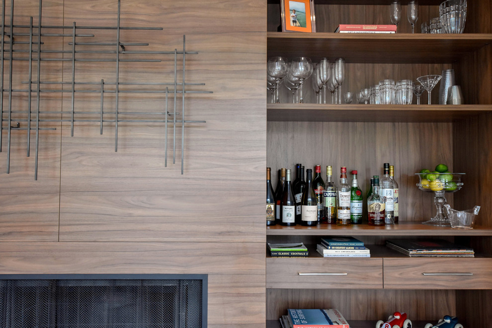 Small midcentury single-wall wet bar in Detroit with no sink, open cabinets, brown cabinets, wood benchtops, brown splashback and timber splashback.