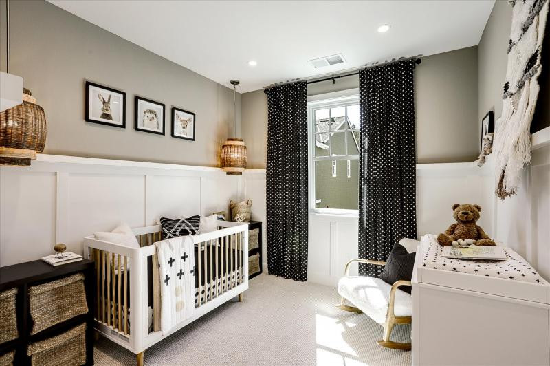 Пример оригинального дизайна: нейтральная комната для малыша с ковровым покрытием, бежевым полом и панелями на стенах