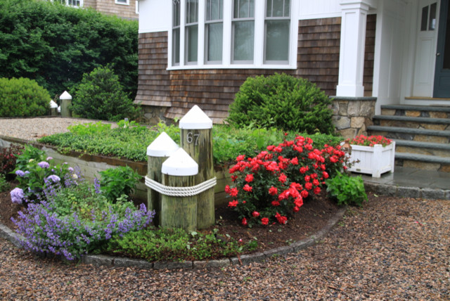 Design ideas for a traditional front yard partial sun garden for summer in Providence.