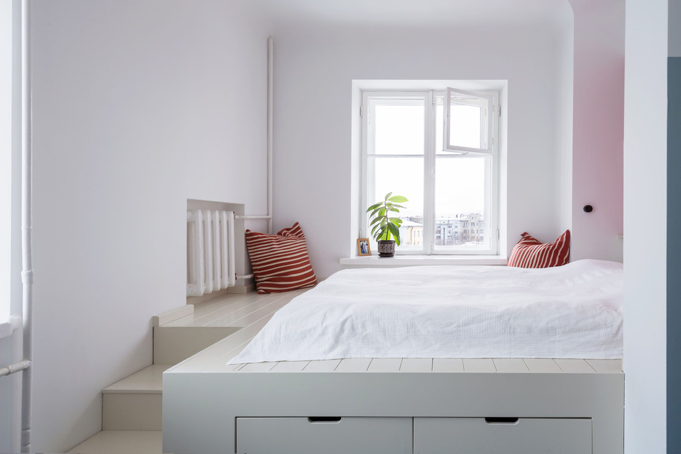 Стильный дизайн: спальня в стиле ретро с белыми стенами, деревянным полом и синим полом - последний тренд