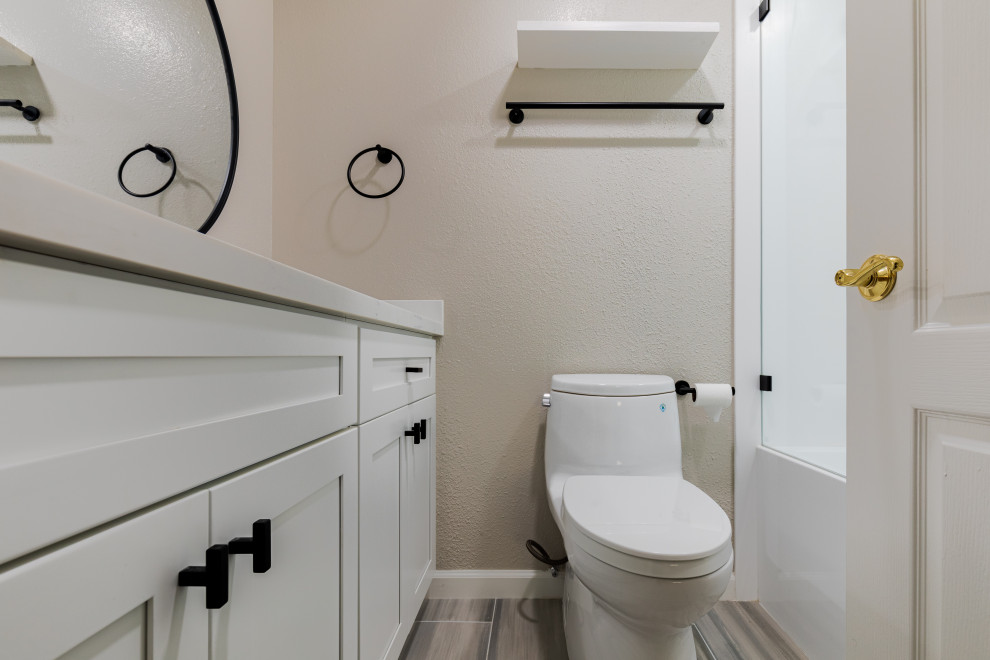Источник вдохновения для домашнего уюта: ванная комната среднего размера в стиле модернизм с фасадами в стиле шейкер, белыми фасадами, унитазом-моноблоком, белыми стенами, полом из керамической плитки, душевой кабиной, врезной раковиной, столешницей из искусственного кварца, коричневым полом, душем с распашными дверями, белой столешницей, тумбой под одну раковину, встроенной тумбой, кирпичными стенами, ванной в нише и душем над ванной