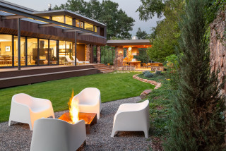Mid Century Garten Mit Feuerstelle Ideen Fur Die Gartengestaltung November 2020 Houzz De