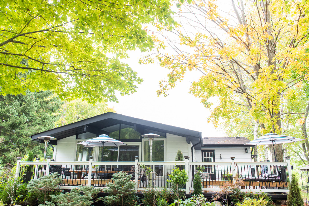 Example of a transitional home design design in Toronto