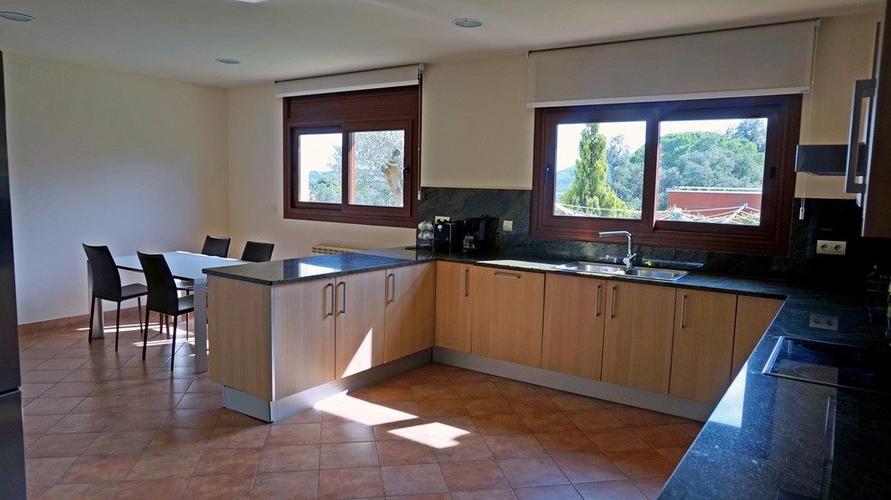 Ejemplo de cocina tradicional renovada grande con fregadero de doble seno, armarios con paneles lisos, puertas de armario de madera oscura, suelo de baldosas de cerámica y península