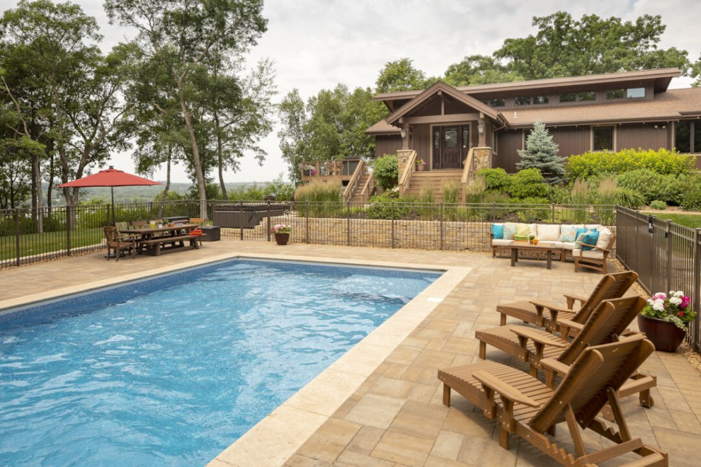 Foto di una piscina monocorsia tradizionale rettangolare di medie dimensioni e davanti casa con paesaggistica bordo piscina