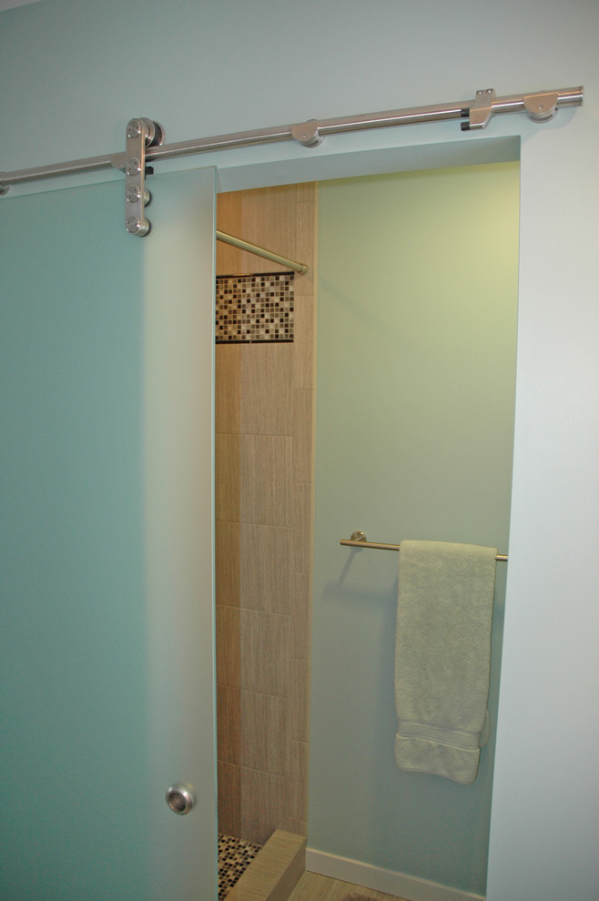 Example of a mid-sized transitional master white tile and subway tile porcelain tile and gray floor alcove bathtub design with shaker cabinets, white cabinets, a two-piece toilet, blue walls, an undermount sink, marble countertops and white countertops